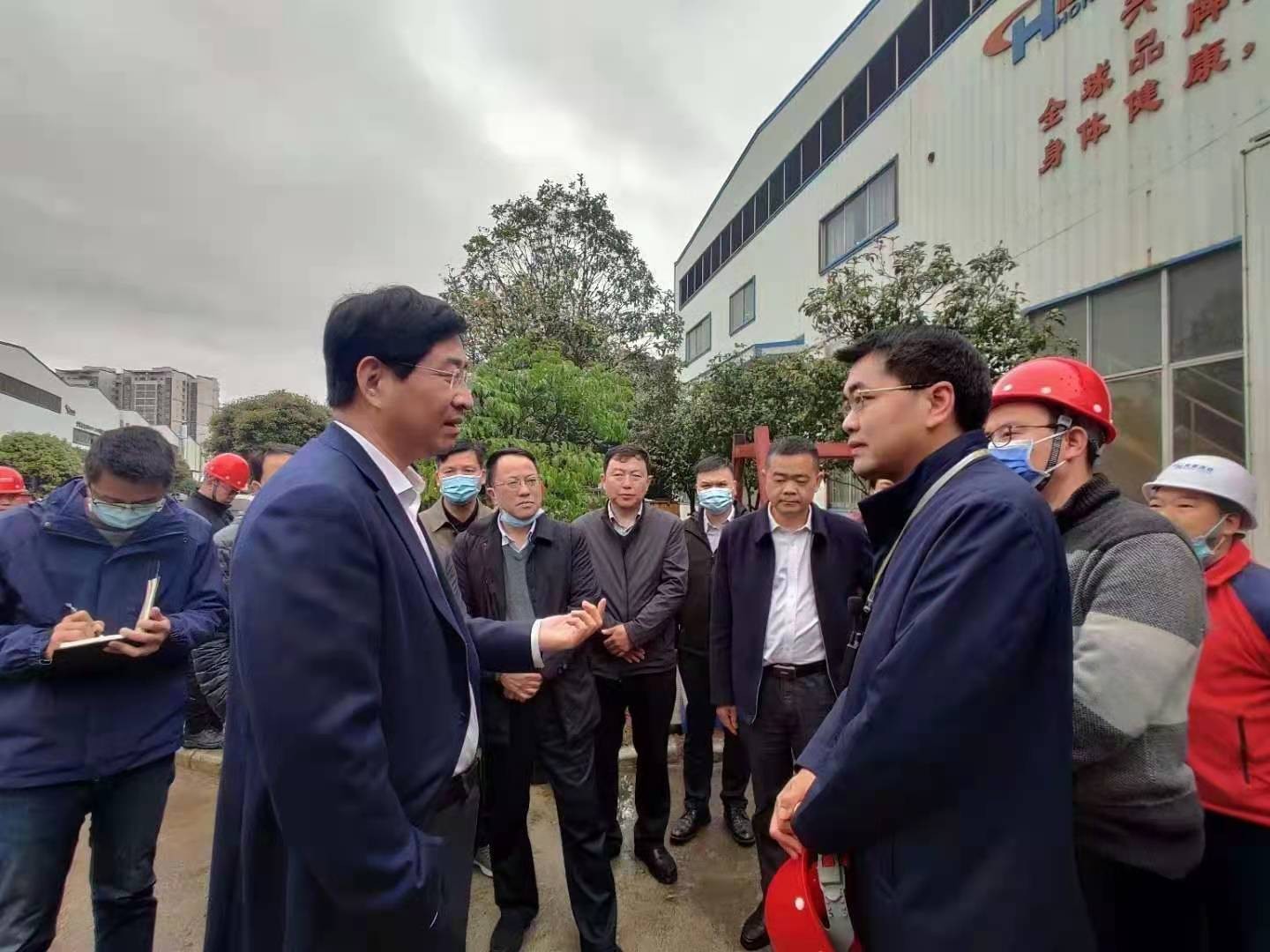 桂林市委書(shū)記周家斌書(shū)記，鐘洪常務(wù)副市長(zhǎng)等市委市政府，區(qū)委區(qū)政府領(lǐng)導(dǎo)一行開(kāi)年第一站來(lái)到廣西桂林鴻程機(jī)械廠指導(dǎo)慰問(wèn)