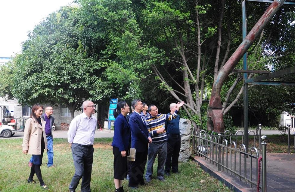 廣西塑料行業(yè)協(xié)會(huì)一行人與公司高層共同觀摩桂林鴻程首臺(tái)磨粉機(jī)