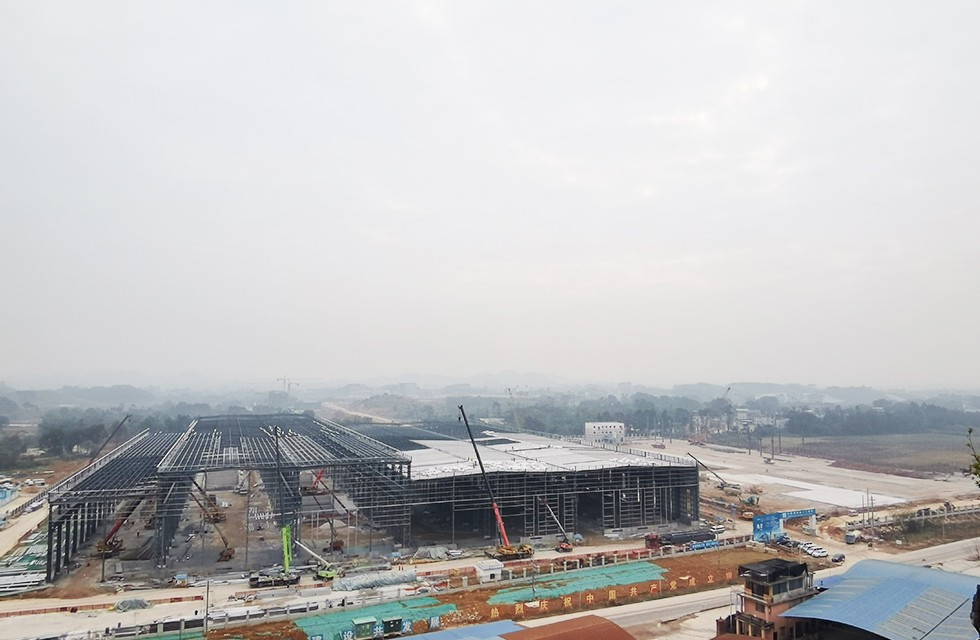 桂林鴻程礦山投資兩江寶山工程進(jìn)度，2022年1月4日桂林鴻程礦山機(jī)械寶山工業(yè)園車間封頂大吉。